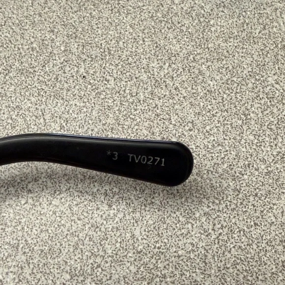 Louis Vuitton Sunglasses - Picture 5 of 7